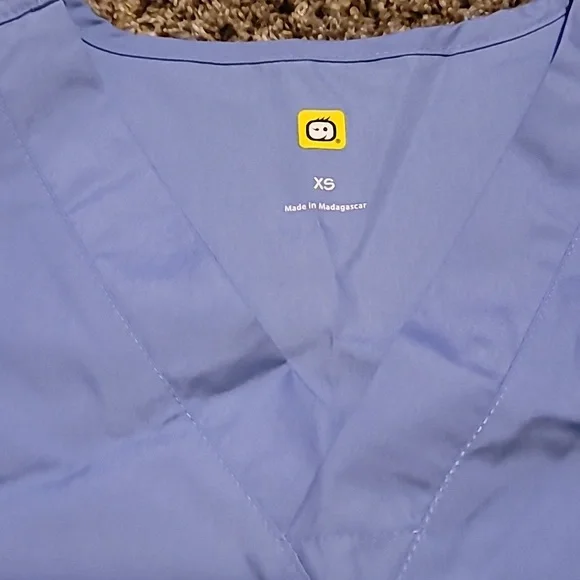 Wonder Wink Blue Scrub Top NWT - Picture 2 of 3